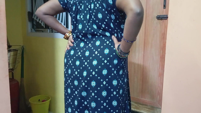 BeautyAnu: Makcik India bertetek besar berjalan