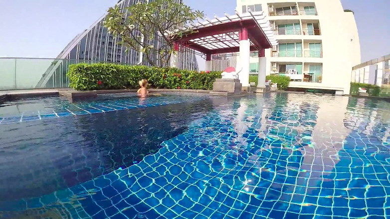 Chokobanana: 공공 수영장에서 나를 사정하게 만든 이 금발!