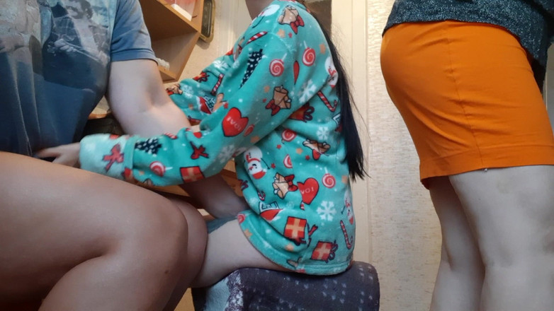 Lesbian-candys: Mijn vriendin en ik masturberen elkaar in de keuken terwijl...