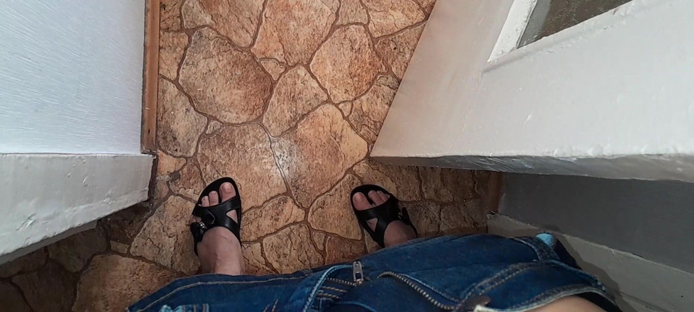 Lesbian-illusion: Mă uit la vecina mea masturbându-se în bucătărie și mă alătur ei