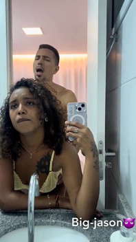 Sexe dans la salle de bain avec force