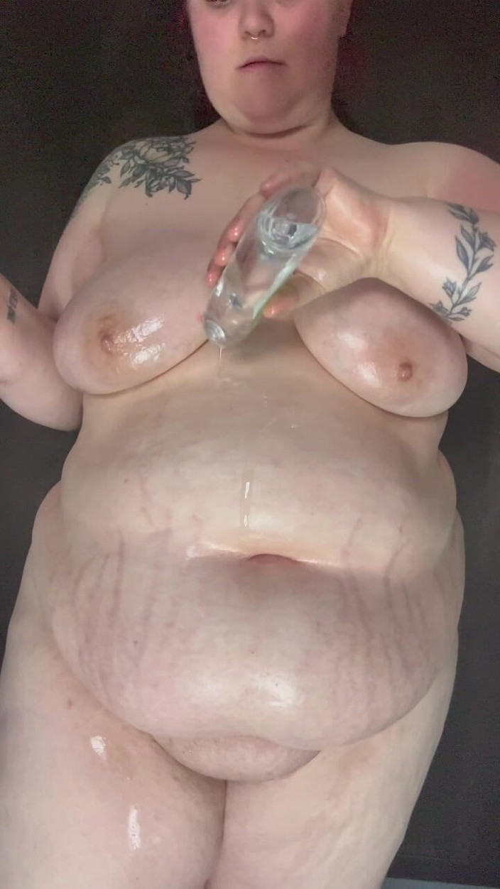 EllaBluz: BBW Full Body Drenched in Babyoil