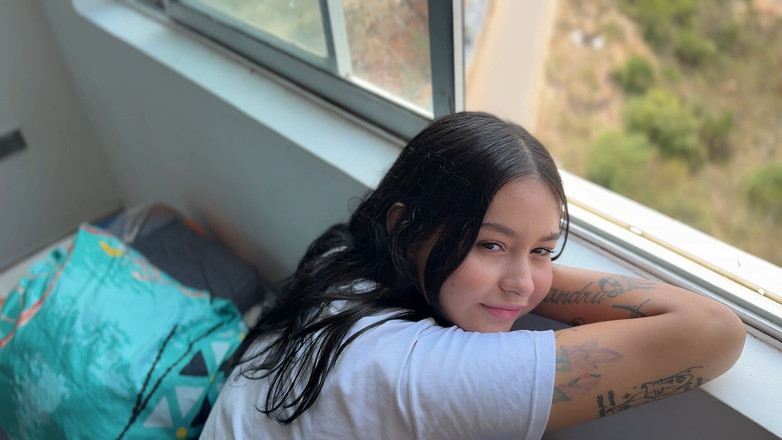 JhonAndSara: 我利用我美丽的继妹悲伤的事实，用我的大鸡巴安慰她并进入她体内