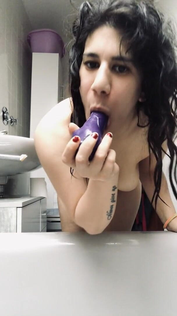 Amanda: Turkish slut get horny after shower