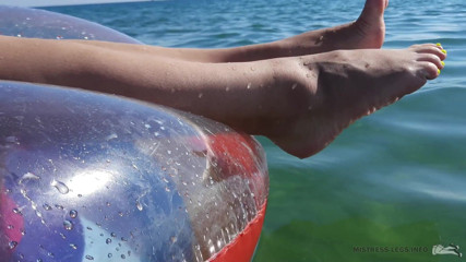 Mistress Legs: Sexy nackte füße und zehen auf dem meer
