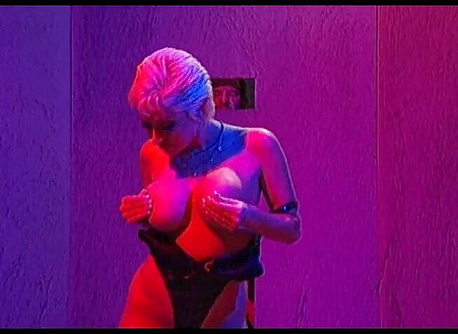 Oral Pleasures: Блондинка мамка грає з двома членами в глоріхолі