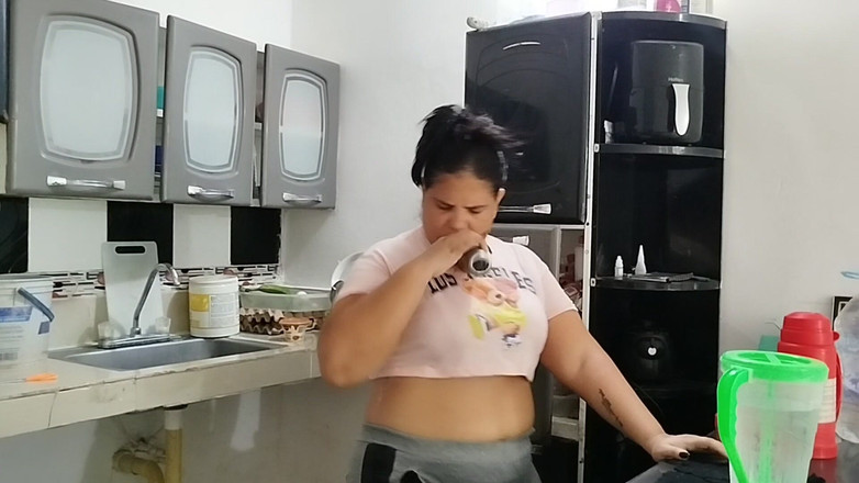 Adribella69: Aku disewa untuk bersih-bersih rumah dan berujung masturbasi di dapur...