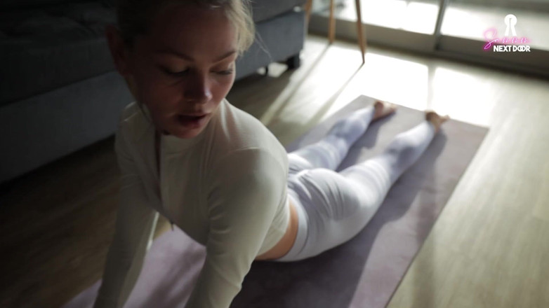 Sammm Next Door: Dra ner mina yogabyxor och knulla mig i nedåt husdjur
