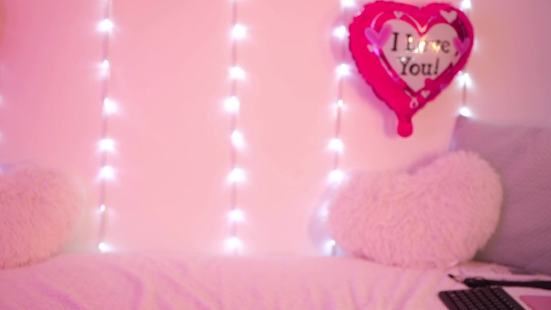 Stella Cardo: Stella Cardo nhét ngón tay vào mông