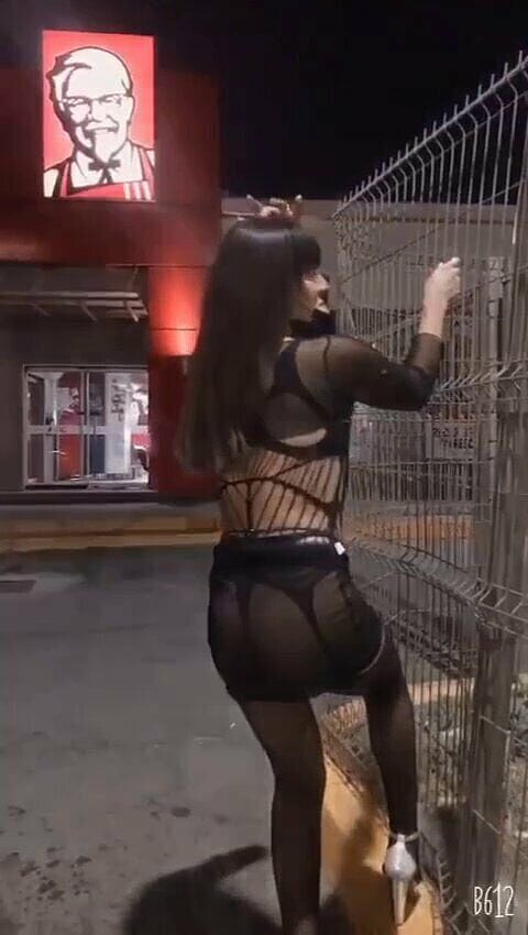 NATALIASTAR: 켄터키 포르노 앞에서 공공 장소에서 옷을 벗는 관능적인 소녀