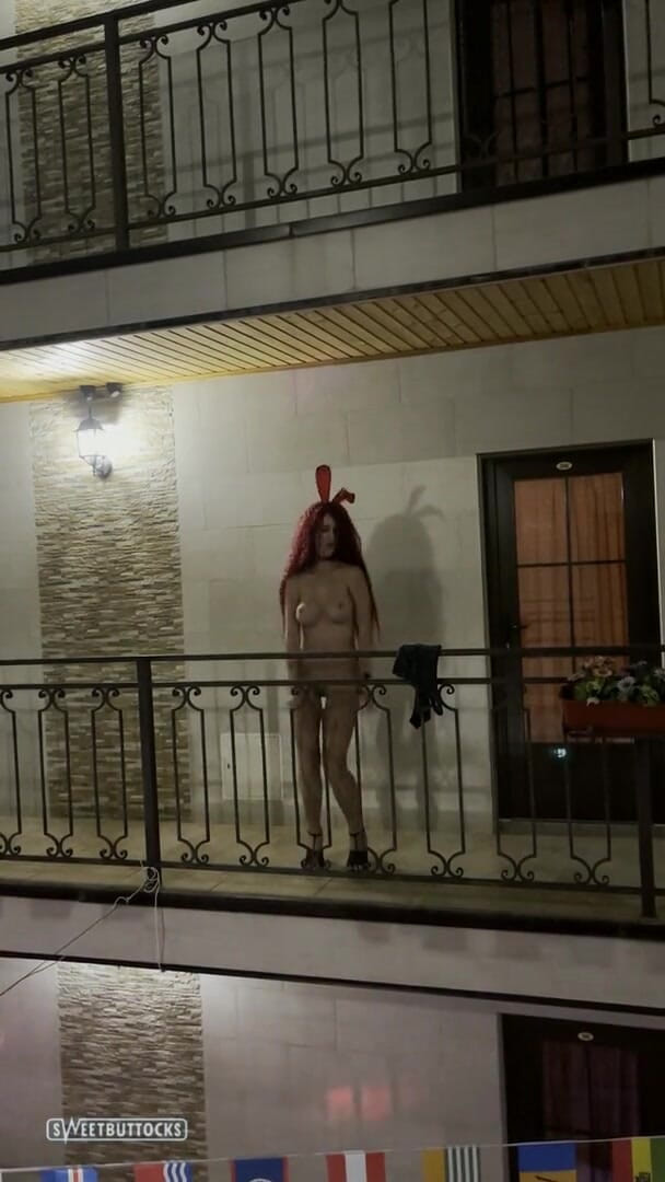 SweetButtocks: Dancing naked in the hotel