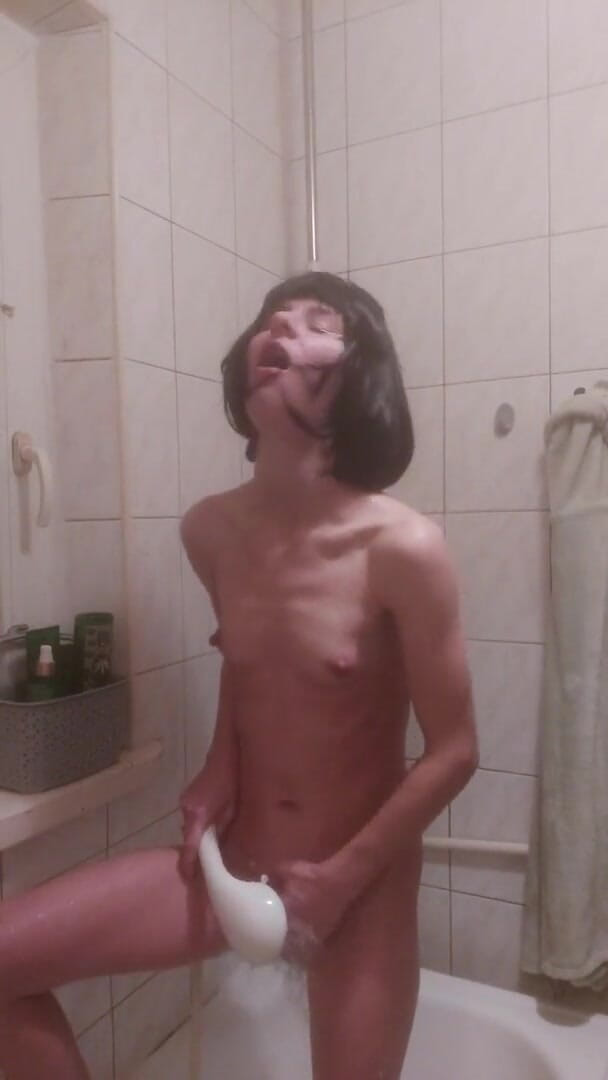 Wet Pussy Fuck: A Polish Teenager Masturbates in the Shower with Loud Orgasm