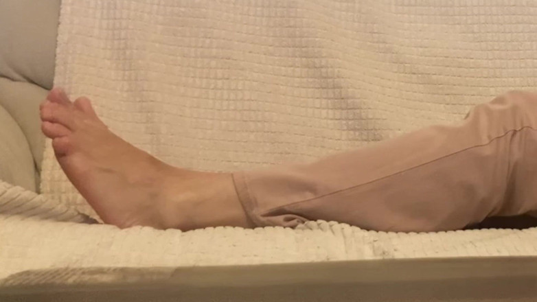 Niki studio: Look at My Feet and Suck My Toes