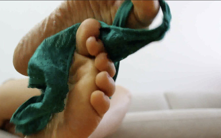 Rebecca Diamante Beginning Clips: Mes petits pieds adorent