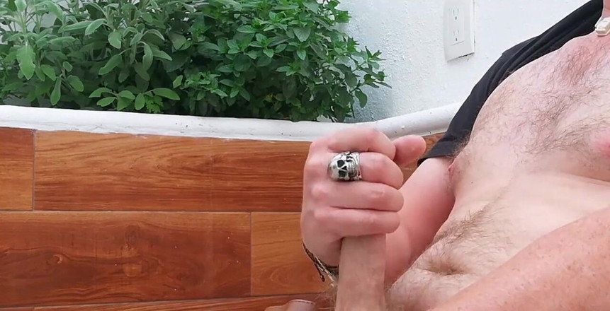 Dirty Talking Guy: Masturbandosi all'aperto.