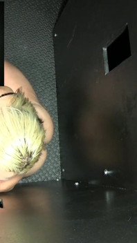 Alena Croft, femme sexy, retourne au gloryhole pour 12 doses de sperme, POV