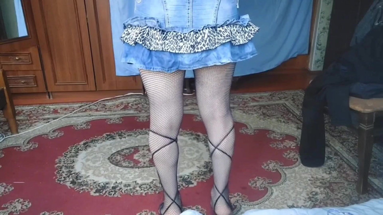 Kitty_Cross: 可爱的 femboy 在裸露的腿上拉超大毛衣