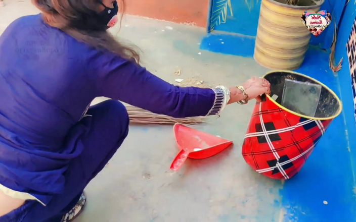 Muskan Rani: 家庭妻子地板清洁和美丽的表演
