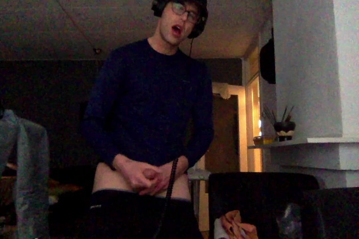 Cam Crest: Nice Dick Pumping at My Friends Place
