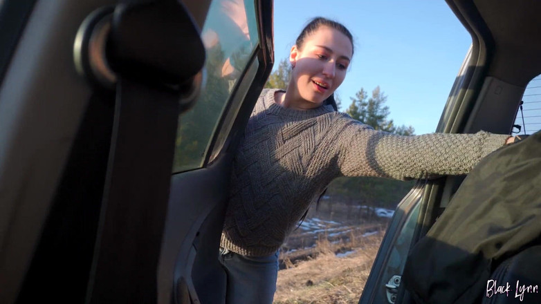 YSP Studio: ガールフレンドは私を森に連れて行き、そこで彼女は私を吸い、私は彼女とセックスしました