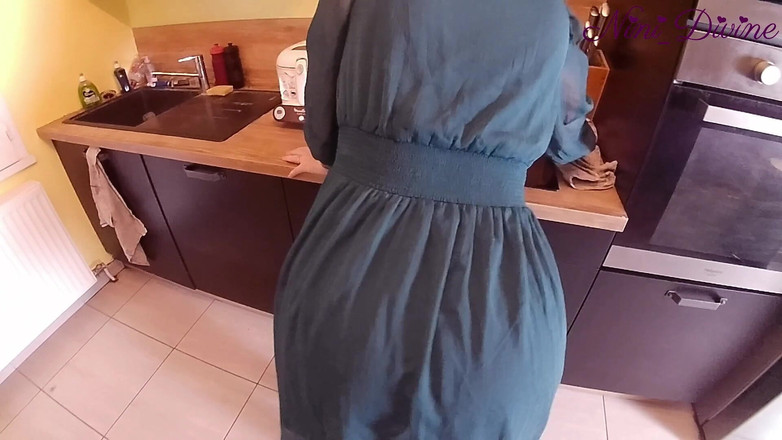 Nini Divine: 慷慨的女孩把她的大内裤拉到一边，在厨房里被干！