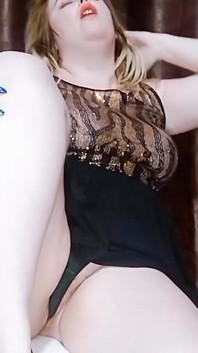 Yüksek topuklu ayakkabılar giyen seksi üvey anne