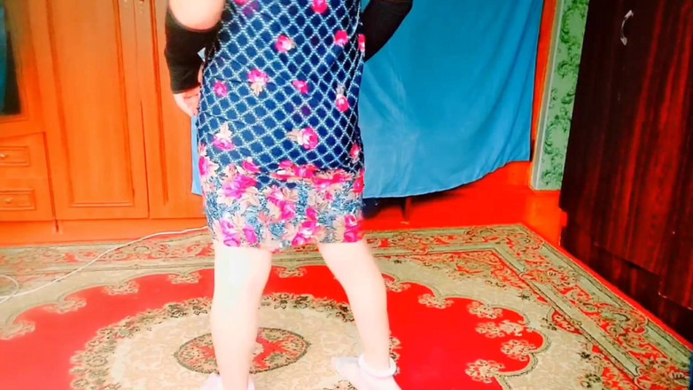 Kitty_Cross: Verleidelijk mietje dat langzaam danst om elk oog te verleiden