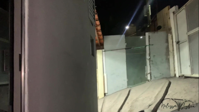 MaikinhoLisboa: バルコニーの暗闇の中で、熱い継母と一緒に、娼婦はその毛皮を隣人に渡そうとしている。