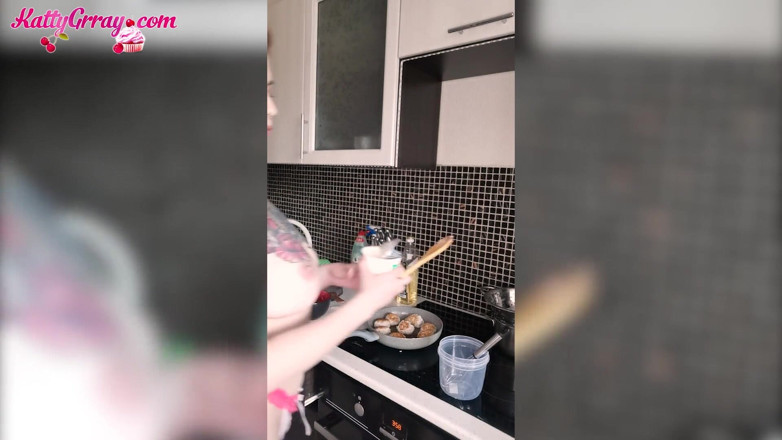 Katty Grray: Redhead student loves dance naked in kitchen - solo