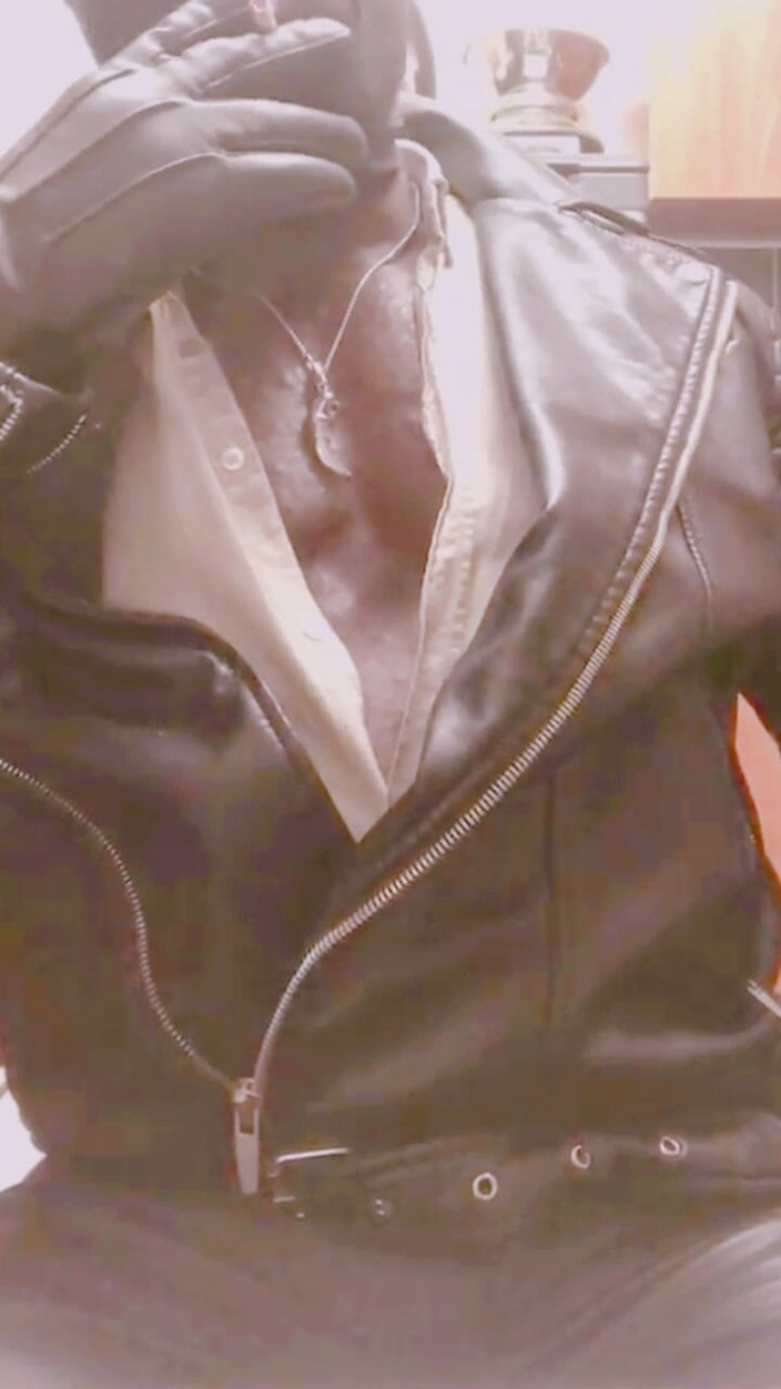 Black smoking muscle stepdad: नकाबपोश चमड़े की अत्याशित निप्पल सुनहरे बालों वाली पेट का धुआं खेलती है