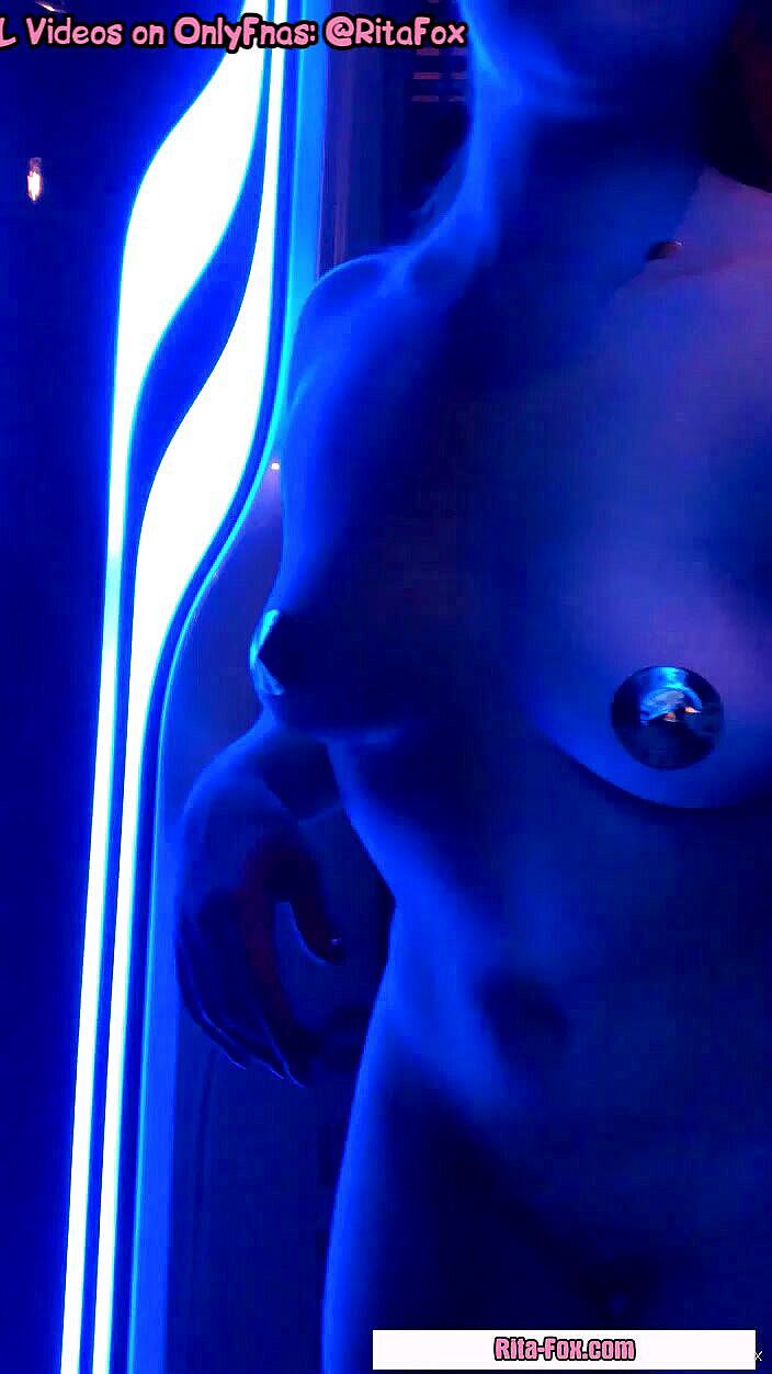 SugarNadya: Striptease y masturbación en el solarium, ¿ven conmigo?