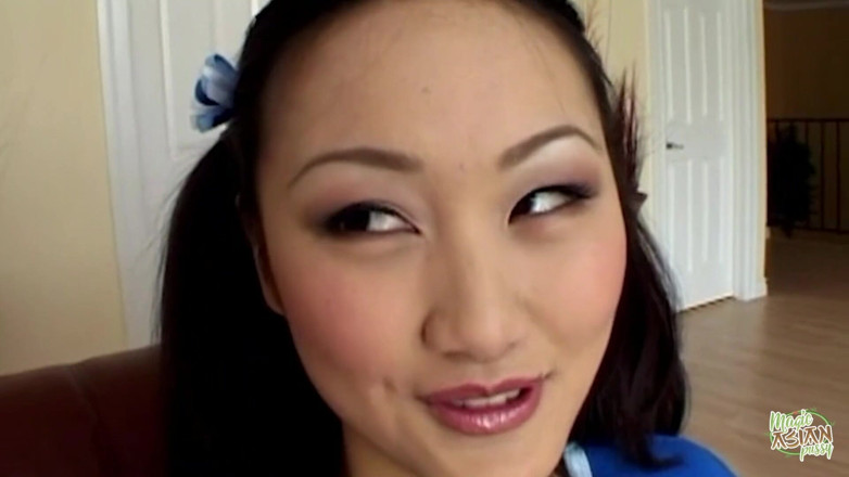 Magic Asian Pussy: Seorang wanita Asia terlibat dalam stimulasi diri sambil mengantisipasi terlibat...