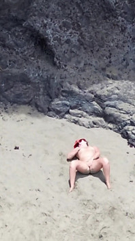 Nahá kráska na pláži - drone POV erotická relaxace