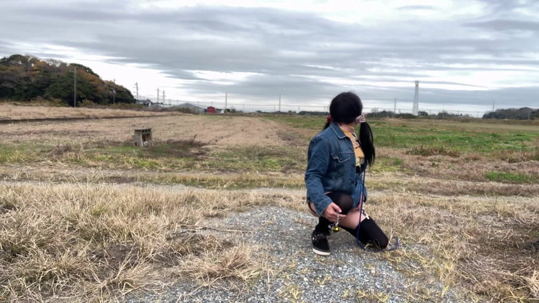 megu2002: Treino independente nº 34 Saia apertada com sutiã enrolado e caminhada...