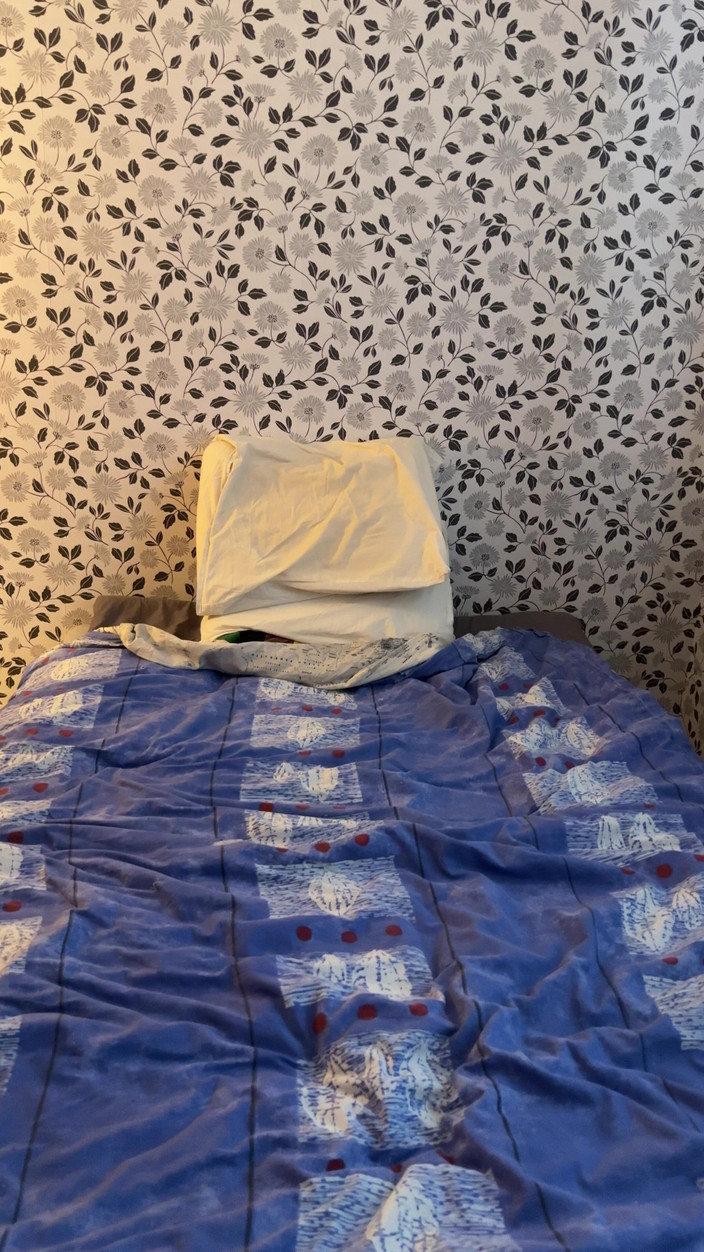 Julia Trans: Zabawa ze sobą w łóżku masturbuje się i orgazm