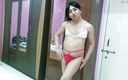 Cute & Nude Crossdresser: 美丽的娘娘腔变装者 femboy Sweet 棒棒糖在可爱的粉白色胸罩 pantie。