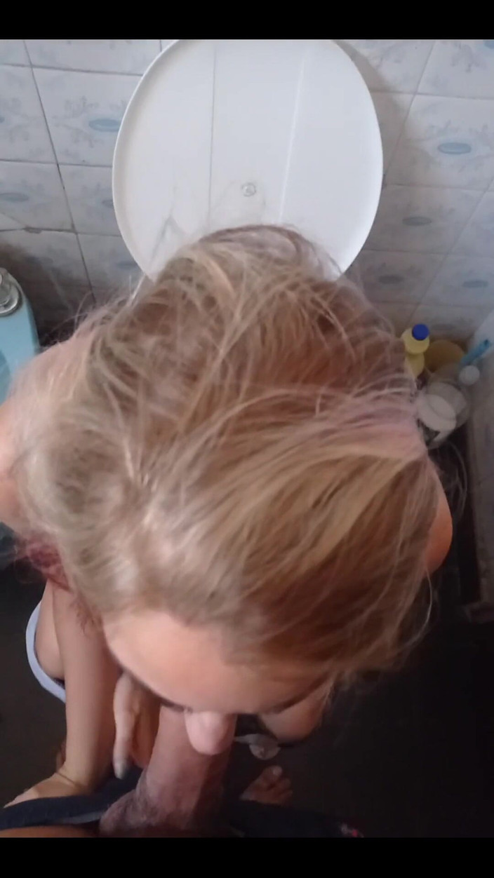 tunoviaputita: 在马桶上吮吸他的鸡巴