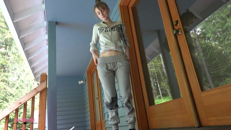 Destination Kat: Staré klipy čůrání a smáčení