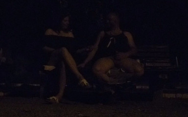 Toilet Mommy: 私は公共の公園で彼の太ったコックを吸っている