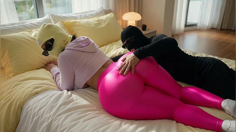 Animate golden: Petite Big Ass Girl Twerking in the Bedroom