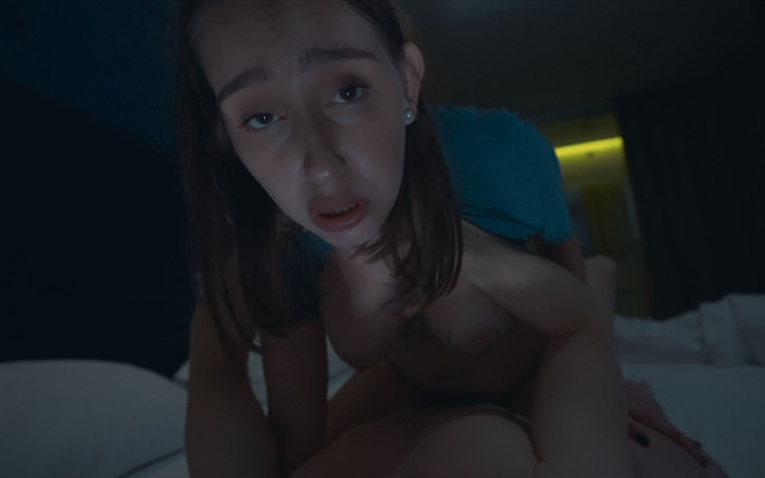 KissCat: 継母は継息子とファックし、ベッドが1つあるホテルの共有部屋で2回射精します