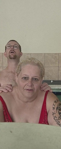 BBW-prinzessin lutscht seinen schwanz mit ihrem frechen stiefvater unter wasser