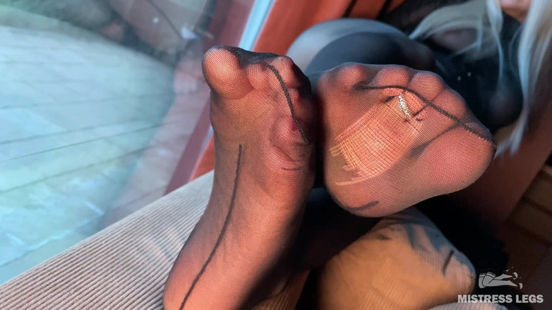 Mistress Legs: La dea stuzzica il piede in calze nere strappate di...