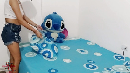 Kym: Я соблазняю свою сводную сестру, пока она прибирает свою комнату