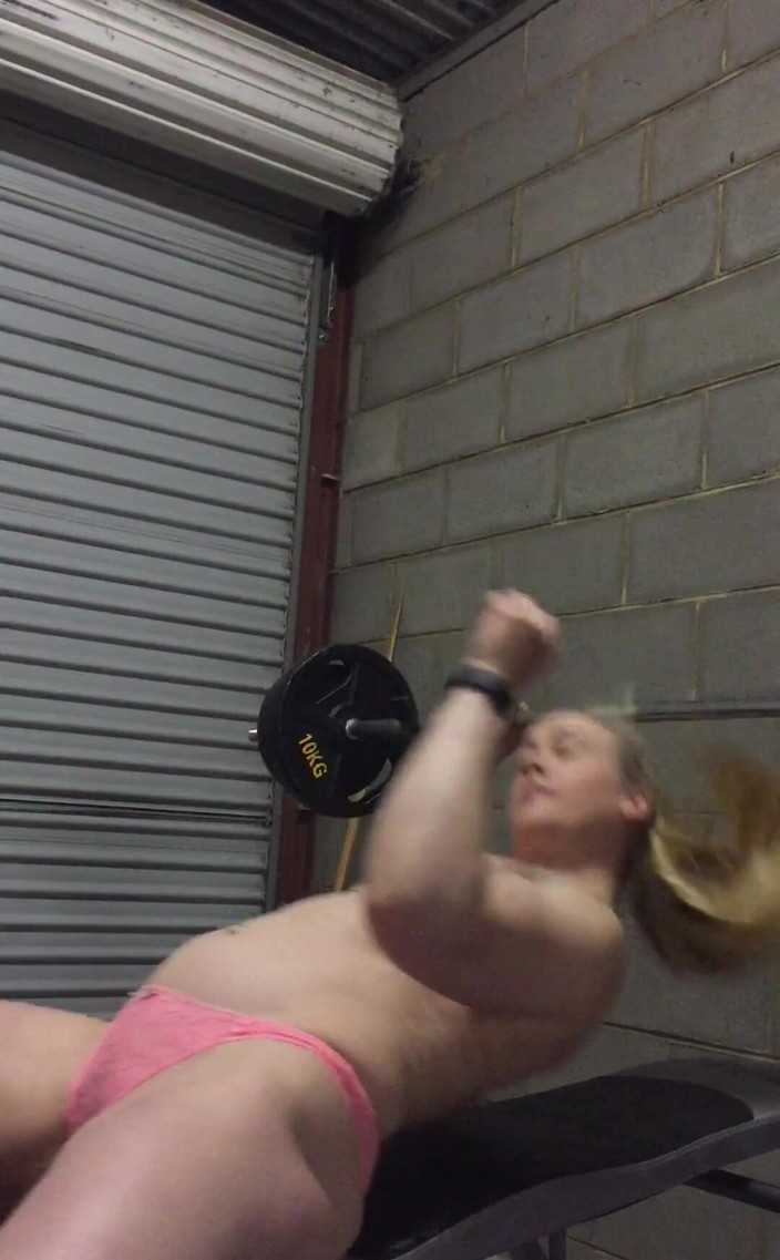 Michellexm: Antrenament cu chiloți roz