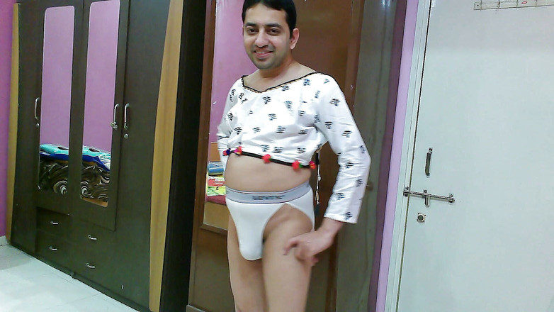 Cute & Nude Crossdresser: Sexy crossdresser femboy sweet lízátko v bílém crop topu a...