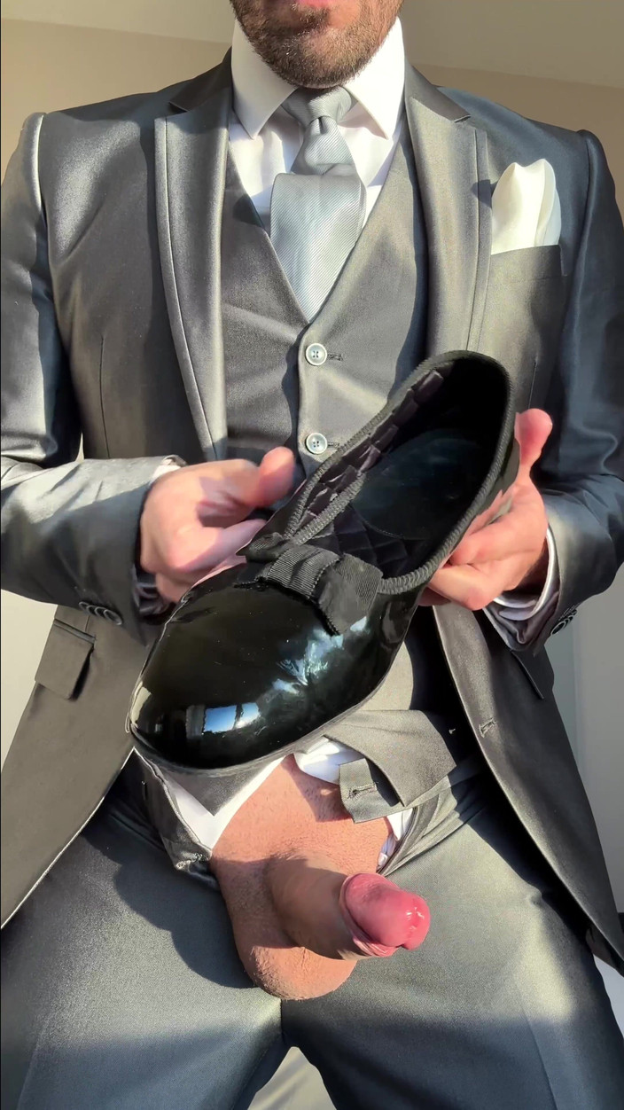 Master Shiny Shoes: 新郎在酒店房间手淫