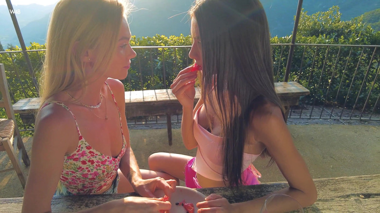 Watch4beauty: La primera experiencia lésbica soñada de Vanessa y creemos que...