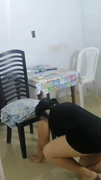 Una ragazza paffuta arrapata sta pulendo e il suo patrigno finisce per scoparla e lasciare le sue natiche coperte di sperma