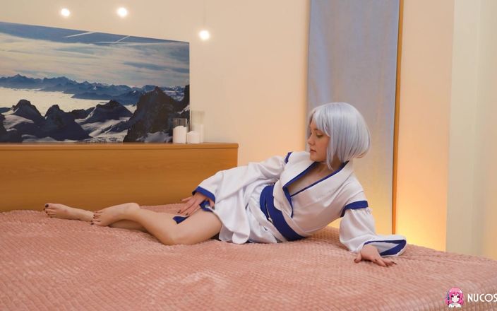 Nu Cosplay: Ally Horny, bombasse en kimono, se masturbe comme une femme...